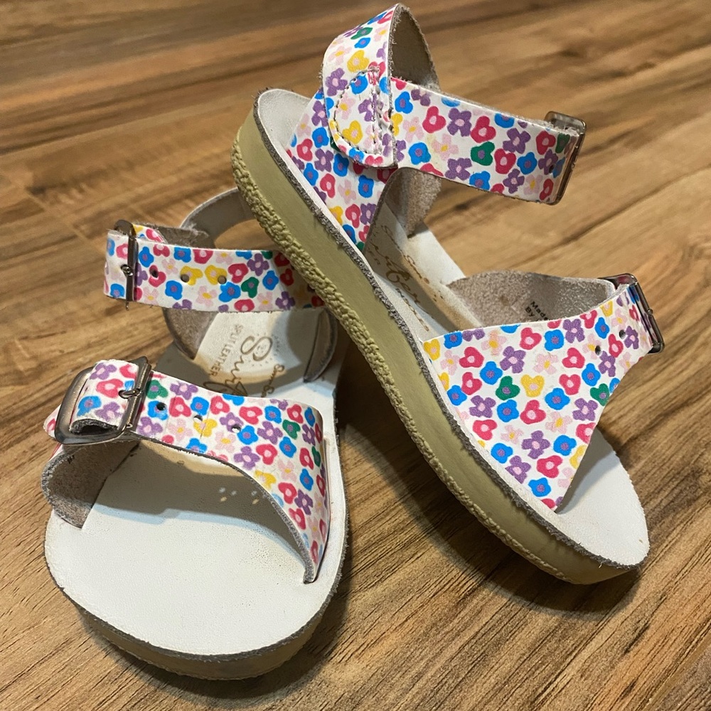 Sun San Surfer Sandals size 6 Flower Print